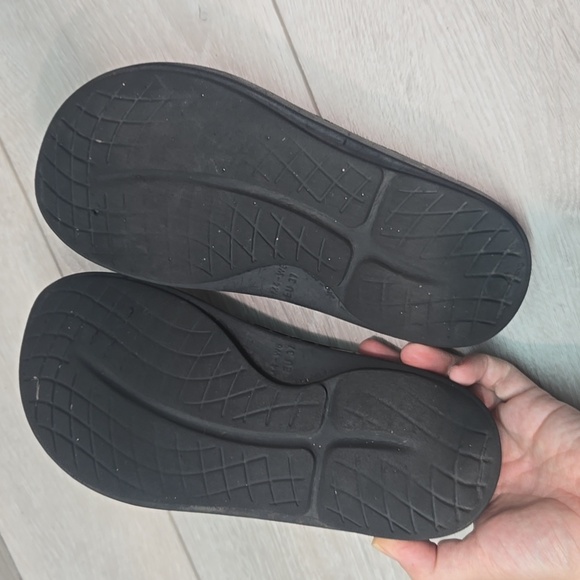 Oofos Women Thong Recovery Black Slide Sandals Shoes Sz 6 - Picture 9 of 12
